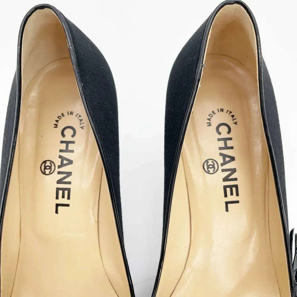 Chanel 2004 Karl Lagerfeld Black Jersey Patent Trim CC Logo Cap Toe Pumps EU 40